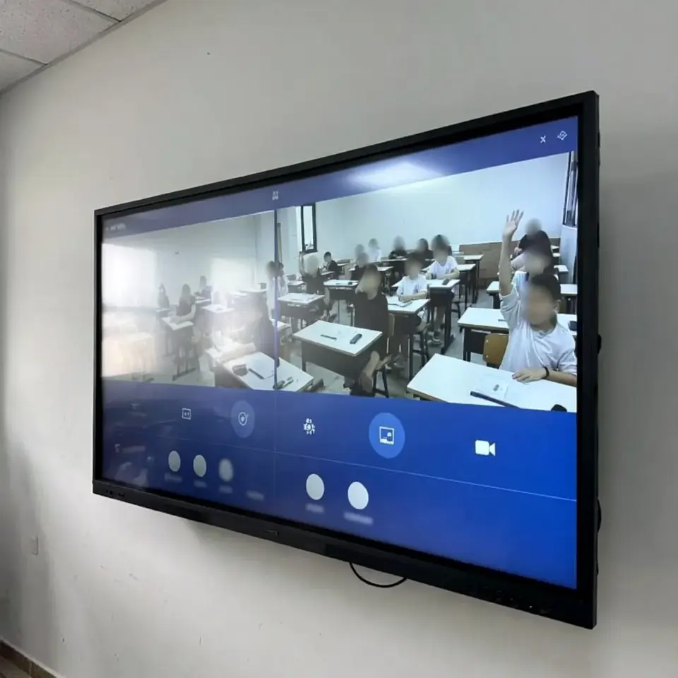 Enseignant utilisant le tableau blanc numérique sur un écran interactif